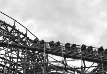 Six Flags 7개 놀이공원 매각 발표, NC 가족 여행지 변화 예고 식스 플래그스 테마파크 놀이기구와 가족 방문객들