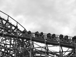 Six Flags 7개 놀이공원 매각 발표, NC 가족 여행지 변화 예고 식스 플래그스 테마파크 놀이기구와 가족 방문객들