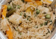 트레이더조 냉동 볶음밥 대규모 리콜, NC 주민도 확인 필수 a bowl filled with rice and vegetables on top of a table