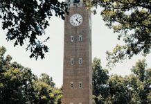 UNC 채플힐 학생 안전 프로그램 ‘Glow and Know’ 노스캐롤라이나 대학교 채플힐 캠퍼스에서 진행되는 학생 안전 교육 프로그램 모습