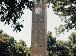 UNC 채플힐 학생 안전 프로그램 ‘Glow and Know’ 노스캐롤라이나 대학교 채플힐 캠퍼스에서 진행되는 학생 안전 교육 프로그램 모습