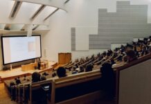 UNC 샬롯 캠퍼스 학비 인상, 10년 만에 변화 people sitting on chair in front of computer