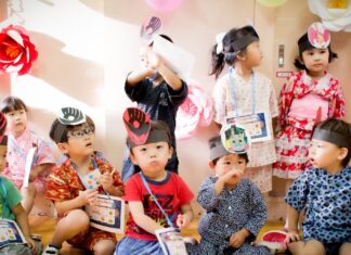 무인가 보육시설의 위험성, NC 한인 부모가 반드시 알아야 할 사항 group of women sitting on floor