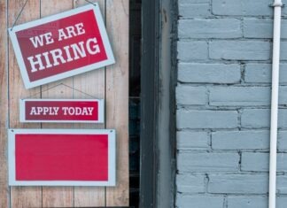 미국 2월 일자리 9만2천개 감소, NC 한인 취업시장 영향은? a sign that says we are hiring and apply today