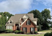 노스캐롤라이나 주택담보대출 금리 6.11%로 상승, 집 구매 계획자 주목 brown and white concrete house near green trees under blue sky during daytime