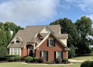 노스캐롤라이나 주택담보대출 금리 6.11%로 상승, 집 구매 계획자 주목 brown and white concrete house near green trees under blue sky during daytime