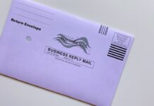 미국 우편 요금 인상, NC 한인들의 해외 송금과 온라인 쇼핑에 미치는 영향 white and black labeled box