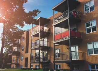 NC 부동산세 허점으로 지방정부 예산 위기, 한인 거주지역 직격탄 brown 4-layer bricked building