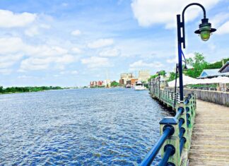윌밍턴 범죄 감소 추세, NC 한인 거주 지역의 안전은 어떻게 변했나 a wooden walkway over water