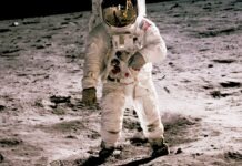 노스캐롤라이나 출신 우주인 크리스티나 코흐, 아르테미스 II 미션으로 달 착륙 astronaut standing on gray sand