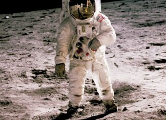 노스캐롤라이나 출신 우주인 크리스티나 코흐, 아르테미스 II 미션으로 달 착륙 astronaut standing on gray sand