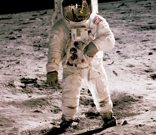 노스캐롤라이나 출신 우주인 크리스티나 코흐, 아르테미스 II 미션으로 달 착륙 astronaut standing on gray sand