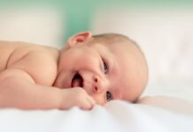 미국 출생 관광 단속 강화, NC 한인 가족이 알아야 할 사항 baby lying on fabric cloth