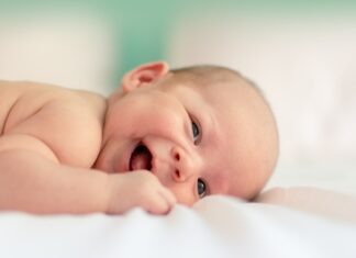 미국 출생 관광 단속 강화, NC 한인 가족이 알아야 할 사항 baby lying on fabric cloth