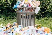 샬롯의 쓰레기 문제, 왜 NC 한인들이 관심 가져야 할까? a trash can filled with plastic bottles and other trash