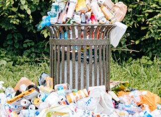 샬롯의 쓰레기 문제, 왜 NC 한인들이 관심 가져야 할까? a trash can filled with plastic bottles and other trash