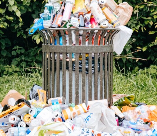 샬롯의 쓰레기 문제, 왜 NC 한인들이 관심 가져야 할까? a trash can filled with plastic bottles and other trash