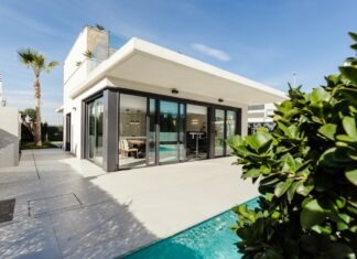 그린스보로 810만 달러 저소득층 주택 개발, NC 한인 커뮤니티가 알아야 할 이유 white and grey concrete building near swimming pool under clear sky during daytime