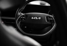 기아 카니발 리콜 14만 대 이상, NC 한인 소유자라면 꼭 확인하세요 a black and white photo of a car steering wheel
