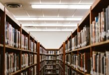 NC 듀얼 에놀먼트 프로그램으로 고등학생들이 대학 학점 선행 취득, 한인 자녀도 활용 가능 shallow focus photography of bookshelfs