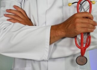 노스캐롤라이나 메디케이드 예산 통과, 한인 포함 이민자 커뮤니티가 우려하는 이유 doctor holding red stethoscope