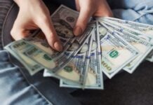 노스캐롤라이나 2배 최저임금 인상법, NC 한인 자영업자와 근로자에게 미치는 영향 fan of 100 U.S. dollar banknotes