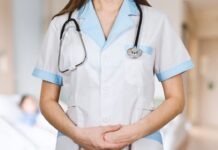 간호사 직업이 중산층 진출의 새로운 길인 이유 woman in white button up shirt and blue stethoscope