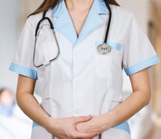 간호사 직업이 중산층 진출의 새로운 길인 이유 woman in white button up shirt and blue stethoscope