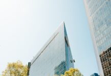 NC 부동산세 상한제 추진, 샬롯 학군과 한인 가정에 미치는 영향 black bicycle near green trees and high rise building during daytime