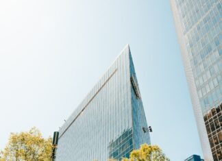 NC 부동산세 상한제 추진, 샬롯 학군과 한인 가정에 미치는 영향 black bicycle near green trees and high rise building during daytime