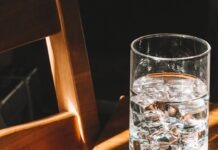 노스캐롤라이나 식수 오염물질 규제, 한인들의 식수 안전을 위협하다 clear drinking glass on brown wooden chair