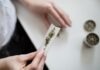 노스캐롤라이나 대마초 규제, 한인 커뮤니티가 알아야 할 현황 person making cannabis joint