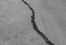 노스캐롤라이나 지진, 그린스보로 인근서 발생…한인 가정이 알아야 할 안전 정보 grayscale photo of a wooden floor