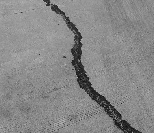 노스캐롤라이나 지진, 그린스보로 인근서 발생…한인 가정이 알아야 할 안전 정보 grayscale photo of a wooden floor