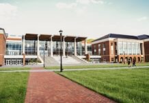 노스캐롤라이나 교육 자금 결정, 한인 자녀 교육에 미치는 영향 brown and white concrete building