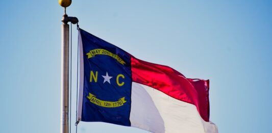 노스캐롤라이나 메디케이드 이민 심사 조항, 한인 가정에 미치는 영향은? 노스캐롤라이나 메디케이드 이민 심사 정책이 한인 가정에 미치는 영향을 설명하는 이미지