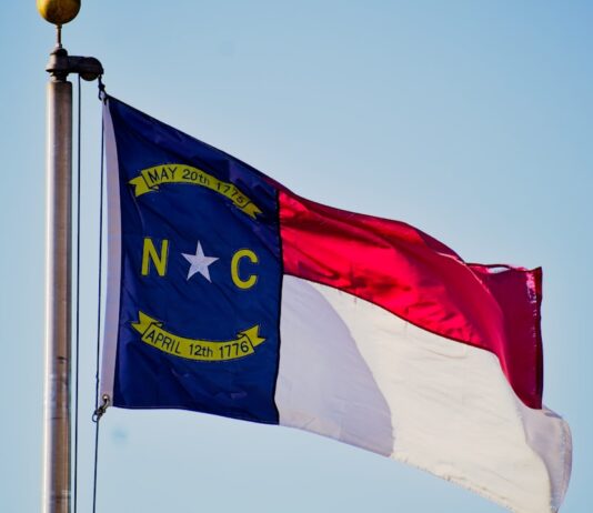 노스캐롤라이나 메디케이드 이민 심사 조항, 한인 가정에 미치는 영향은? 노스캐롤라이나 메디케이드 이민 심사 정책이 한인 가정에 미치는 영향을 설명하는 이미지