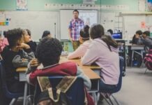 노스캐롤라이나 공립학교 예산 위기, 학교 폐쇄와 교사 감원이 현실화되는 이유 man and woman sitting on chairs