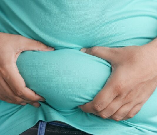 비만 치료제 보험 커버 제한, NC 한인도 영향받는 이유 a man holding his stomach with his hands