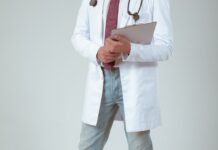 전립선암 환자를 위한 스마트 모니터링 앱, NC 한인 남성들이 알아야 할 것 a male doctor in a white coat and tie