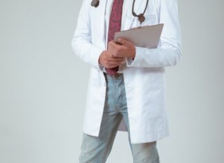 전립선암 환자를 위한 스마트 모니터링 앱, NC 한인 남성들이 알아야 할 것 a male doctor in a white coat and tie