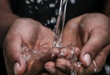 랄리 물 사용 제한 시작, 한인 가정이 알아야 할 정보 pouring water on person's hands