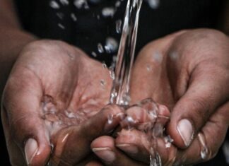 랄리 물 사용 제한 시작, 한인 가정이 알아야 할 정보 pouring water on person's hands