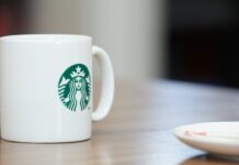 스타벅스 AI 주문 기능, ChatGPT로 맞춤 음료 추천받기 스타벅스 AI 주문 기능으로 ChatGPT를 통해 맞춤형 음료를 추천받는 고객의 모습