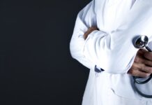 노스캐롤라이나 UNCW 의대 설립 계획, 의사 부족 해결을 위한 대책 man in white thobe standing