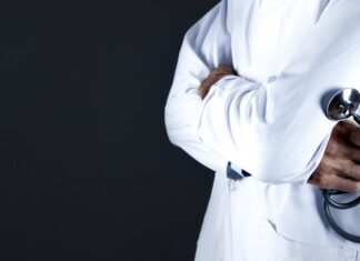 노스캐롤라이나 UNCW 의대 설립 계획, 의사 부족 해결을 위한 대책 man in white thobe standing