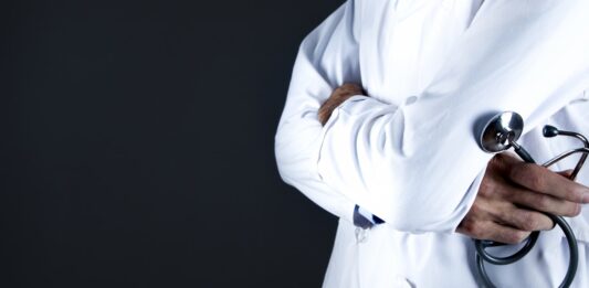 노스캐롤라이나 UNCW 의대 설립 계획, 의사 부족 해결을 위한 대책 man in white thobe standing