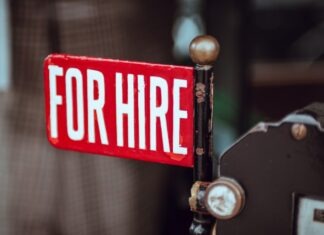 미국 취업 시장 둔화, NC 한인 구직자와 사업가가 주목해야 할 이유 shallow focus photography of red and white for hire signage