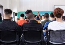 샬롯의 한 고등학교에서 8명 학생 극단적 선택 people sitting on chair