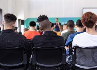 샬롯의 한 고등학교에서 8명 학생 극단적 선택 people sitting on chair